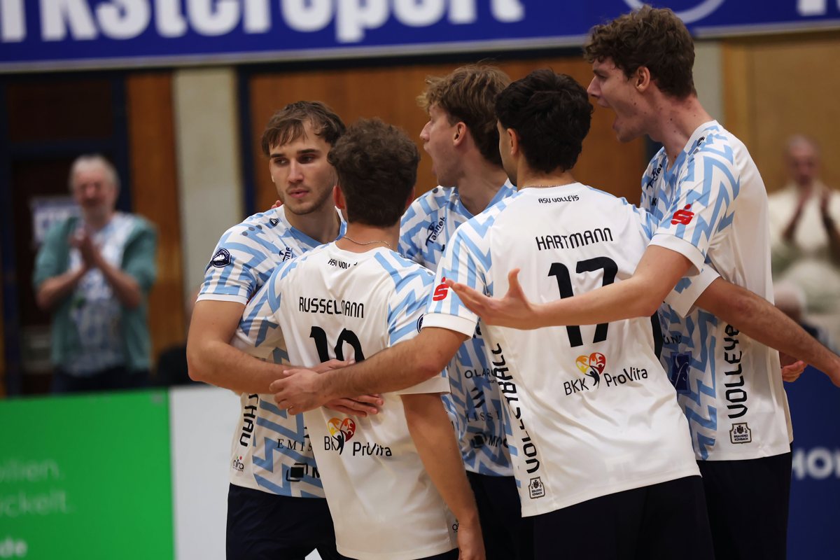Die ASV Volleys jubeln nach einem Punkt