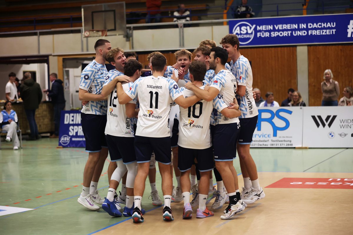 Die ASV Volleys feiern den Sieg gegen Mühldorf