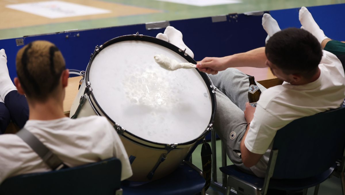 Fans mit Trommel am Spielfeldrand