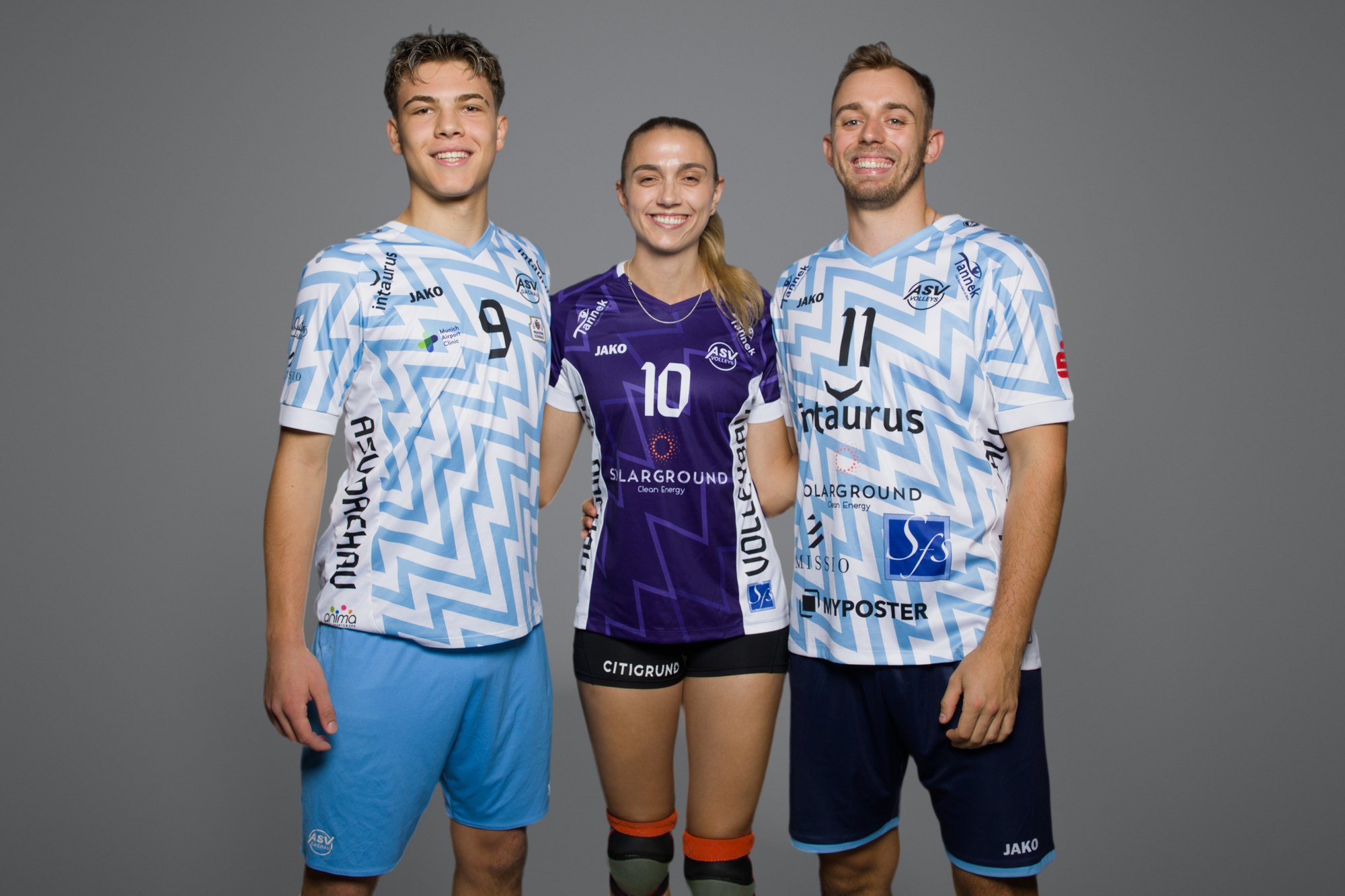 Jugend, Damen und Bundesliga-Team der ASV Volleys im Trikot mit den Logos unserer Partner